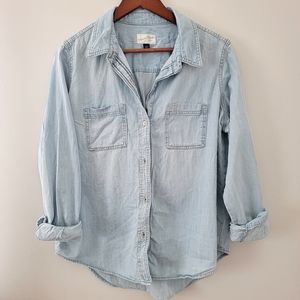 NWOT Universal Thread Light Wash Denim Shirt- L